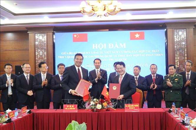 The Ministry of Planning and Investment and the CIDCA sign a Memorandum of Understanding to enhance the pilot project. VNA Photo: Quang Duy
