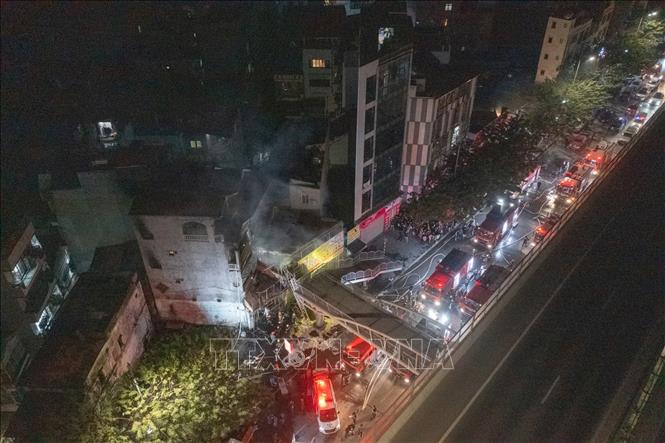 Hiện trường vụ cháy tại căn nhà nằm trên đường Phạm Văn Đồng, quận Bắc Từ Liêm. Ảnh: Phạm Tuấn Anh - TTXVN