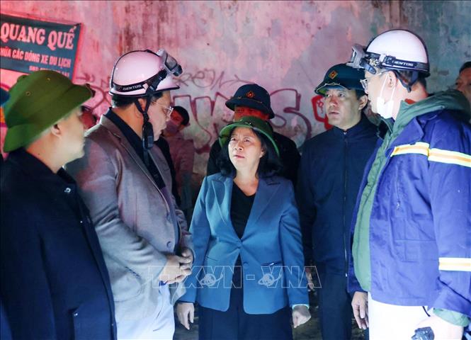 Bí thư Thành uỷ Hà Nội Bùi Thị Minh Hoài đến hiện trường vụ cháy chỉ đạo công tác cứu hộ, cứu nạn. Ảnh: Phạm Kiên - TTXVN