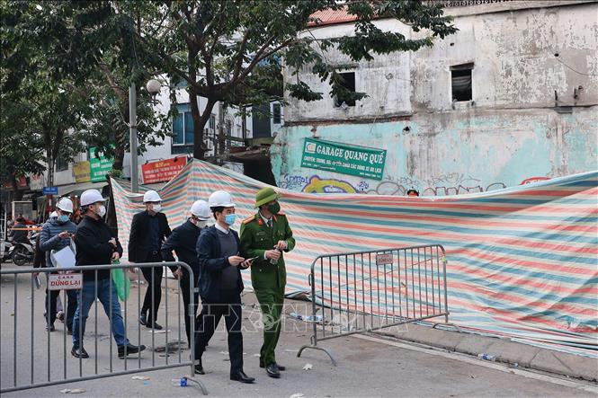 Cơ quan chức năng phong tỏa hiện trường để phục vụ công tác điều tra. Ảnh: Hoàng Hiếu - TTXVN
