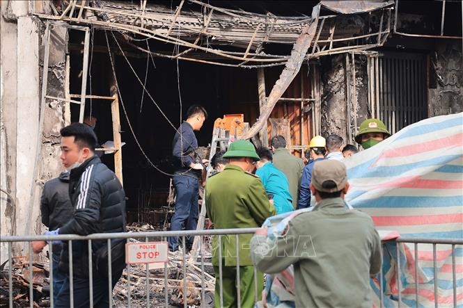 Cơ quan chức năng phong tỏa hiện trường để phục vụ công tác điều tra. Ảnh: Hoàng Hiếu - TTXVN
