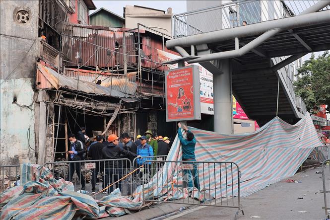 Cơ quan chức năng phong tỏa hiện trường để phục vụ công tác điều tra. Ảnh: Hoàng Hiếu - TTXVN