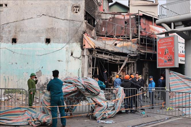 Cơ quan chức năng phong tỏa hiện trường để phục vụ công tác điều tra. Ảnh: Hoàng Hiếu - TTXVN