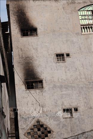 Các lỗ thông gió cũng bị ngọn lửa bao trùm khiến các nạ nhân bị thiếu không khí. Ảnh: Hoàng Hiếu - TTXVN