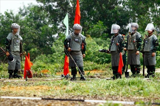 Đoàn đánh giá chất lượng và tư vấn (AAV) của Liên hợp quốc tham quan trình diễn nội dung rà phá bom mìn của đơn vị Công binh tham gia hoạt động gìn giữ hòa bình Liên hợp quốc, ngày 27/6/2017, tại Lữ đoàn 249, Bộ Tư lệnh Công binh. Ảnh: An Đăng - TTXVN
