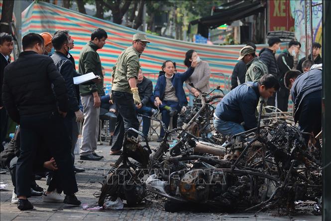 Nhiều xe máy bị thiêu rụi tại hiện trường vụ cháy. Ảnh: Hoàng Hiếu - TTXVN