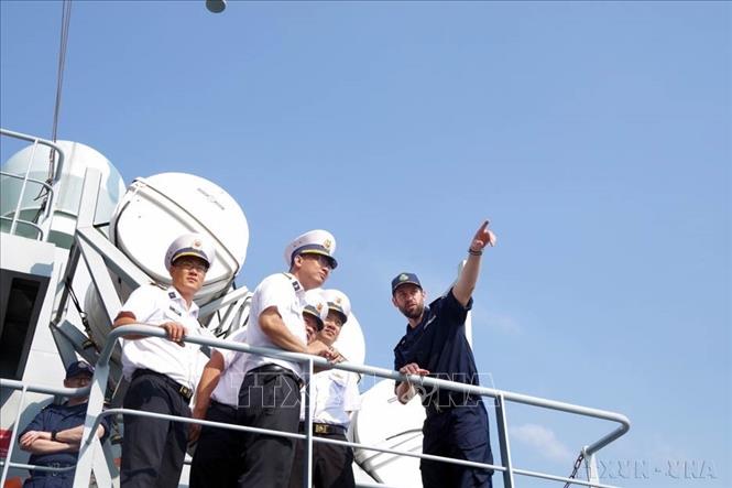 Sĩ quan tàu Hải quân 378, Lữ đoàn 167 (Vùng 2 Hải quân) trao đổi nghiệp vụ với sĩ quan Tàu tuần tra xa bờ của Hải quân Hoàng gia Anh trong buổi huấn luyện chung. Ảnh: TTXVN phát