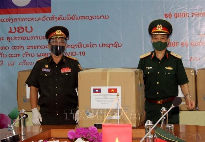 Lễ bàn giao trang thiết bị y tế và đón đoàn chuyên gia y tế của Bộ Quốc phòng Việt Nam sang hỗ trợ giúp Lào chống dịch COVID-19 (3/5/2021). Ảnh: Phạm Kiên - TTXVN