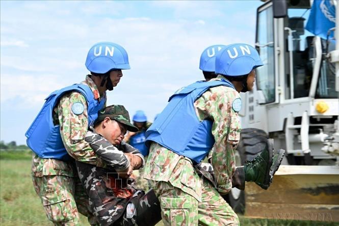 Cấp cứu lực lượng công binh bị thương trong khi rà phá bom mìn, vật liệu nổ trong Diễn tập đánh giá năng lực của quân nhân Gìn giữ hòa bình LHQ quốc do Bộ Quốc phòng Việt Nam phối hợp với Bộ Quốc phòng Nhật Bản tổ chức (20/9/2023). Ảnh: TTXVN phát 