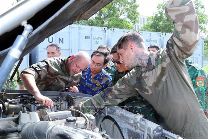 Các chuyên gia Pháp truyền đạt kinh nghiệm sửa chữa, bảo trì, bảo dưỡng xe hai cầu được sử dụng tại phái bộ LHQ tại Khóa huấn luyện lái xe hai cầu cho sĩ quan QĐND Việt Nam do Chính phủ Pháp hỗ trợ (24/10/2024). Ảnh: Trọng Đức - TTXVN

