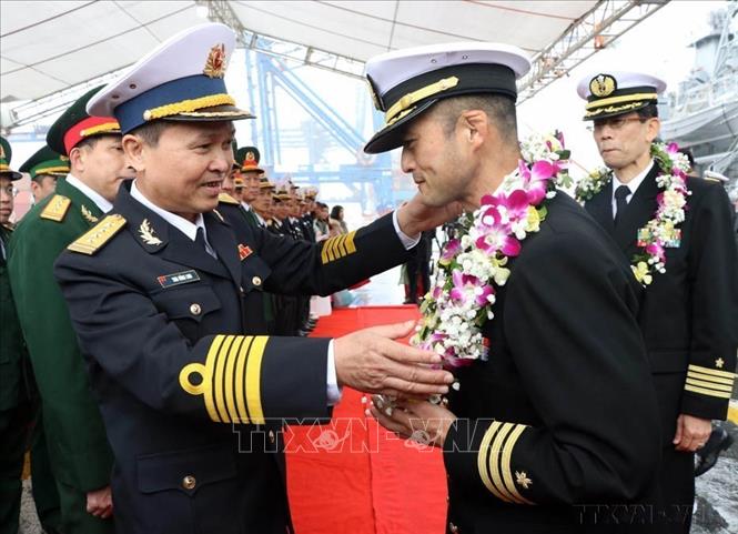 Đại diện Bộ Tư lệnh Hải quân tặng hoa chào đón Chỉ huy Biên đội cùng các sĩ quan, thủy thủ Biên đội tàu huấn luyện của Nhật Bản tới thăm TP Hải Phòng (29/2/2024). Ảnh: Hoàng Ngọc - TTXVN