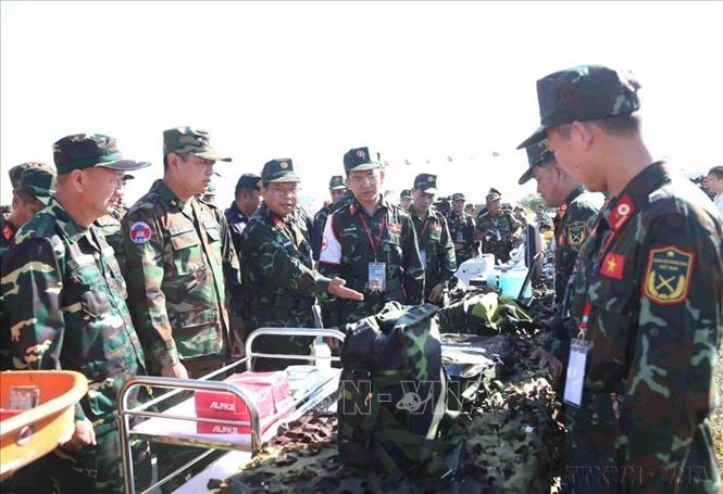Các đại biểu tham quan khu trưng bày, giới thiệu các trang thiết bị phục vụ hoạt động cứu hộ, cứu nạn của QĐND Việt Nam tham gia diễn tập chung giữa Quân đội 3 nước Campuchia-Lào-Việt Nam (Campuchia, 18/11/2024). Ảnh: Huỳnh Thảo - TTXVN