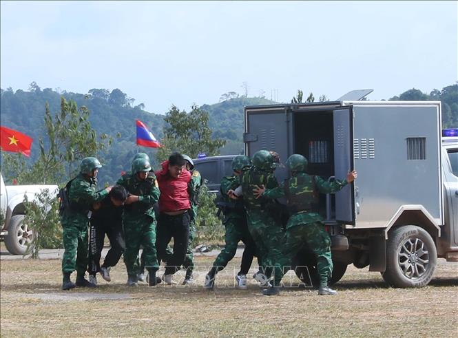  Lực lượng biên phòng Lóng Sập (Việt Nam) và lực lượng biên phòng Hủa Phăn (Lào) diễn tập phối hợp bắt tội phạm ma túy tại Giao lưu hữu nghị quốc phòng biên giới Việt Nam - Lào lần thứ 2 (Sơn La, 22/4/2024). Ảnh: Trọng Đức - TTXVN