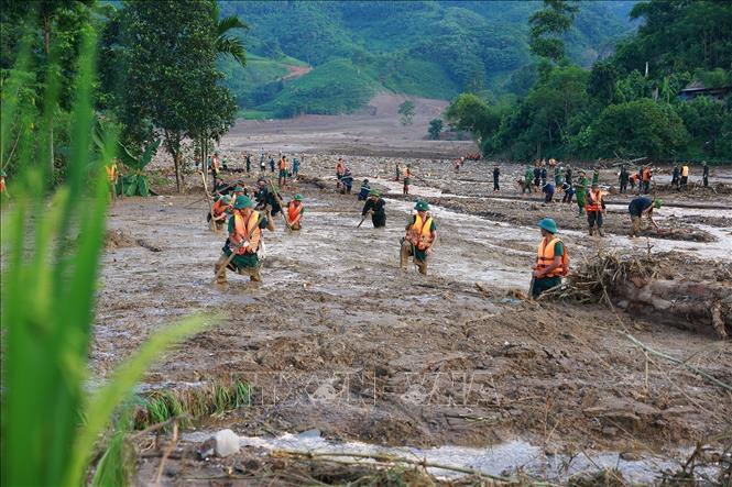 Lực lượng quân đội tìm kiếm các nạn nhân mất tích do sạt lở đất tại làng Nủ, xã Phúc Khánh, huyện Bảo Yên (Lào Cai). Ảnh: Dương Giang-TTXVN
