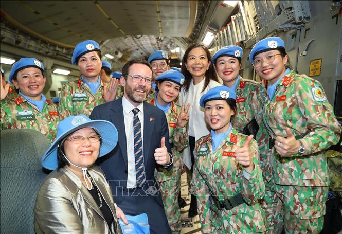 Đại diện các sứ quán, tổ chức quốc tế tại Việt Nam lên máy bay tiễn các nữ sĩ quan lên đường làm nhiệm vụ tại Lễ xuất quân của Bệnh viện dã chiến cấp 2 số 6 và Đội Công binh số 3 lên đường thực hiện nhiệm vụ tại Phái bộ Gìn giữ hòa bình LHQ tại Nam Sudan và khu vực Abyei (24/9/2024). Ảnh: Trọng Đức - TTXVN