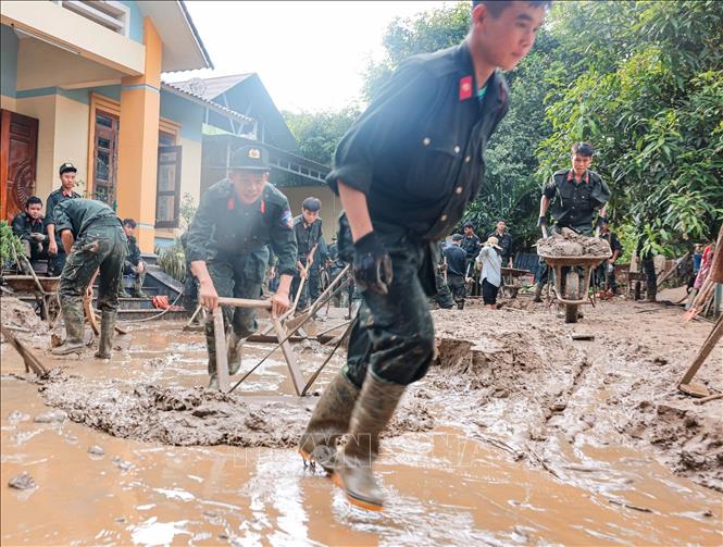 Người chiến sĩ công an nhân dân luôn sẵn sàng giúp đỡ mỗi khi người dân cần. Ảnh: Hoàng Hiếu - TTXVN