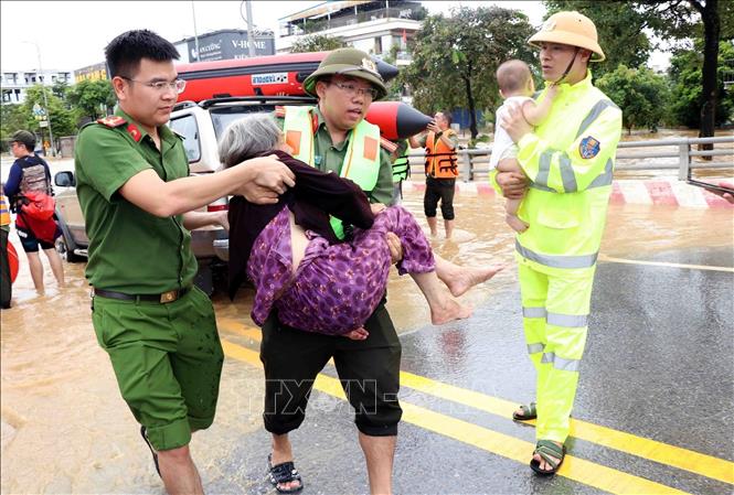 Lực lượng công an nỗ lực đưa người từ tâm lũ ở Thái Nguyên ra ngoài. Ảnh: Trần Trang - TTXVN