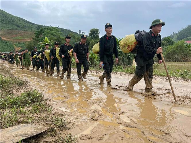 Tại những nơi khó khăn nhất bị ảnh hưởng bởi lũ lụt của tỉnh Lào Cai, những cán bộ, chiến sĩ công an luôn có mặt để cứu hộ, cứu nạn, giúp đỡ nhân dân. Ảnh: TTXVN phát