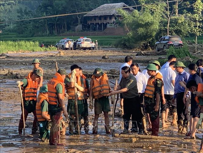 Thủ tướng Phạm Minh Chính chỉ đạo lực lượng quân đội thực hiện nhiệm vụ tìm kiếm nạn mất tích do sạt lở đất tại thôn Làng Nủ (Lào Cai). Ảnh: Dương Giang-TTXVN