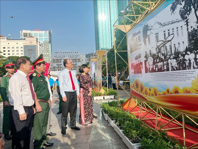 Các đại biểu tham quan triển lãm. Ảnh: Thu Hương - TTXVN