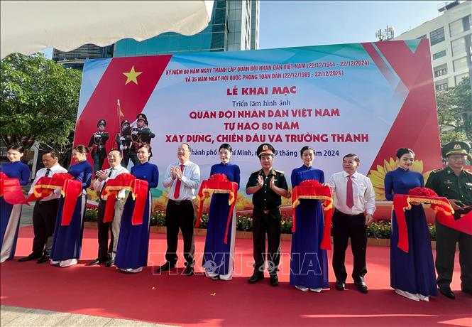 Các đại biểu thực hiện nghi thức cắt băng khai mạc triển lãm. Ảnh: Thu Hương - TTXVN
