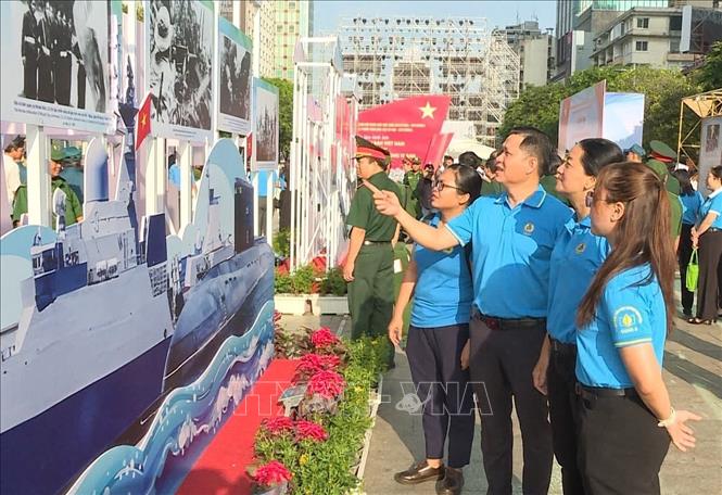 Các đại biểu tham quan triển lãm. Ảnh: Thu Hương - TTXVN