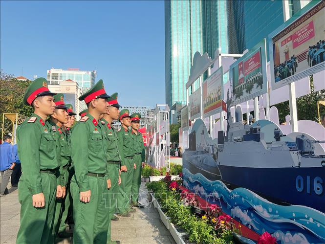 Các cán bộ, chiến sỹ lực lượng vũ trang tham quan triển lãm. tham quan triển lãm. Ảnh: Thu Hương - TTXVN