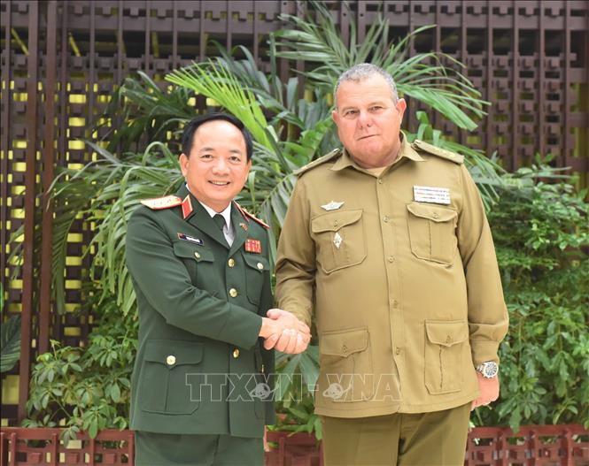 Trung tướng Víctor Leonardo Rojo Ramos (phải), Ủy viên Trung ương Đảng, Chủ nhiệm Tổng cục Chính trị Bộ Các lực lượng vũ trang cách mạng Cuba và Thượng tướng Trịnh Văn Quyết, Bí thư Trung ương Đảng, Uỷ viên Thường vụ Quân uỷ Trung ương, Chủ nhiệm Tổng cục Chính trị Quân đội nhân dân Việt Nam. Ảnh tư liệu: Việt Hùng-PV TTXVN tại Cuba