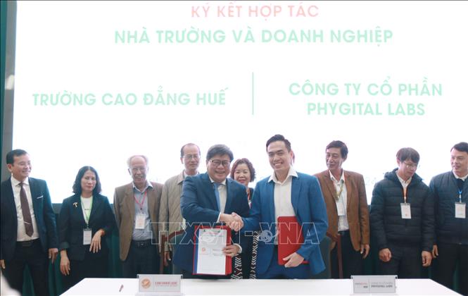 Lãnh đạo Trường Cao đẳng Huế cùng Công ty Cổ phần Phygital Labs ký kết hợp tác triển khai giải pháp chuyển đổi số. Ảnh: Mai Trang - TTXVN