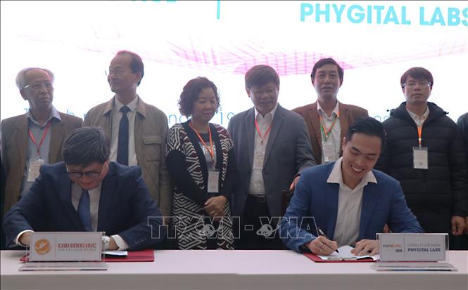 Lãnh đạo Trường Cao đẳng Huế cùng Công ty Cổ phần Phygital Labs ký kết hợp tác triển khai giải pháp chuyển đổi số. Ảnh: Mai Trang - TTXVN