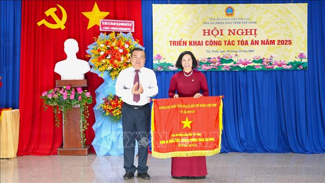 Ông Phạm Hùng Thái, Phó Bí thư Thường trực Tỉnh ủy, Trưởng Đoàn đại biểu Quốc hội tỉnh Tây Ninh trao Cờ thi đua xuất sắc của Thủ tướng Chính phủ cho Tòa án Nhân dân tỉnh Tây Ninh. Ảnh: Minh Phú – TTXVN