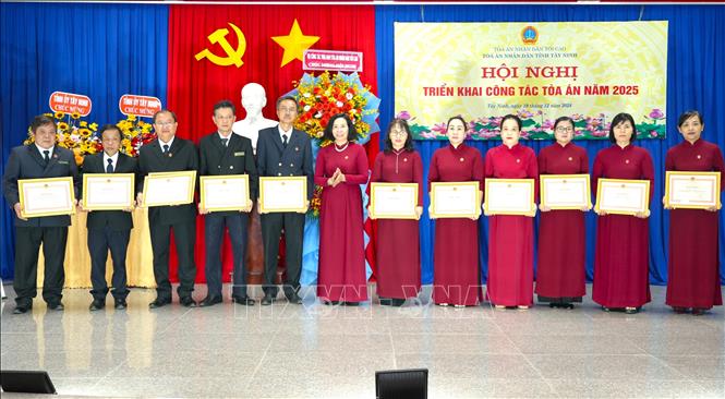 Tặng Bằng khen của Chánh án Toà án Nhân dân Tối cao có các tập thể, cá nhân có thành tích xuất sắc năm 2024. Ảnh: Minh Phú - TTXVN