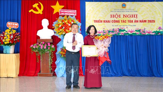 Tặng danh diệu “Chiến sĩ thi đua Tòa án nhân dân” của Toà án nhân dân Tối cao cho Chánh án Tòa án Nhân dân tỉnh Tây Ninh Nguyễn Thị Tuyết Vân. Ảnh: Minh Phú – TTXVN