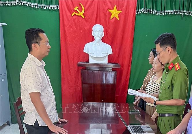 Cơ quan điều tra tiến hành lệnh bắt tạm giam đối với Vương Tấn Minh Khoa. Ảnh: TTXVN phát