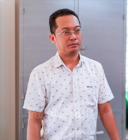 Đối tượng Vương Tấn Minh Khoa tại cơ quan công an. Ảnh: TTXVN phát