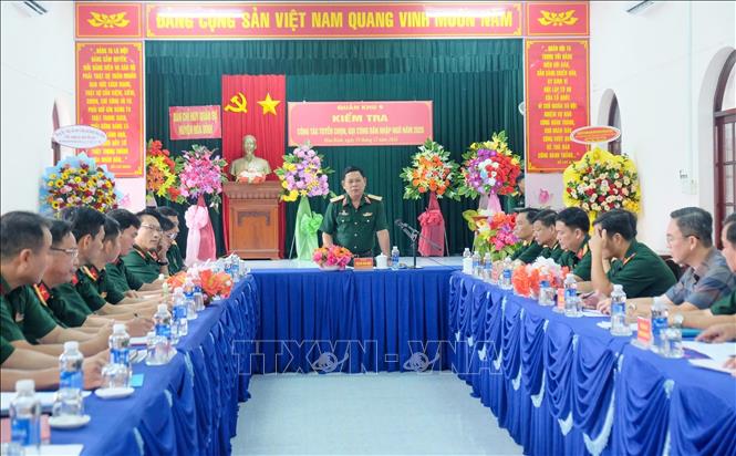 Thiếu tướng Quách Văn Nhỏ, Phó Tư lệnh Quân khu 9 triển khai công tác kiểm tra tại Ban CHQS huyện Hòa Bình (tỉnh Bạc Liêu). Ảnh: TTXVN phát