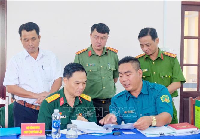 Đoàn kiểm tra các văn bản công tác tuyển chọn gọi công dân nhập ngũ 2025. Ảnh: TTXVN phát