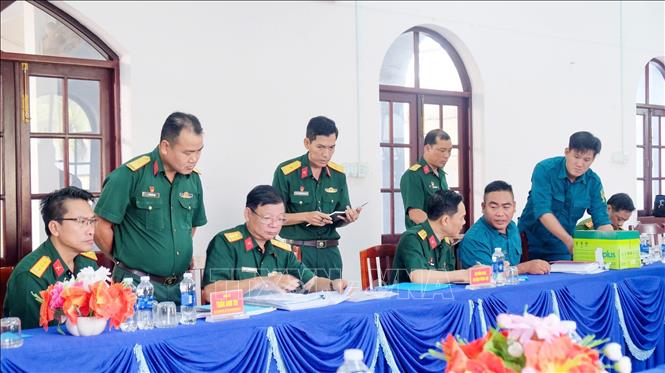 Đoàn kiểm tra các văn bản công tác tuyển chọn gọi công dân nhập ngũ 2025. Ảnh: TTXVN phát