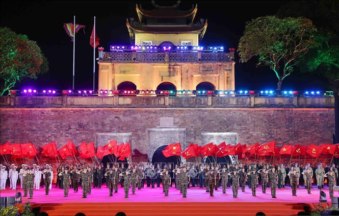 Chương trình biểu diễn nghệ thuật của các nghệ sĩ Nhà hát ca mua nhạc Quân đội nhân dân Việt Nam. Ảnh: Phạm Kiên - TTXVN