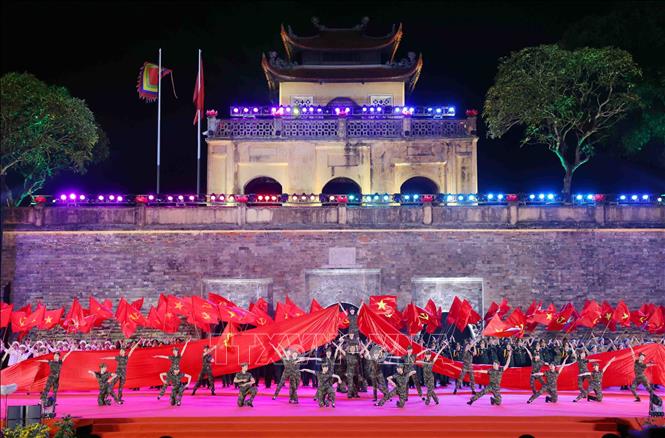 Chương trình biểu diễn nghệ thuật của các nghệ sĩ Nhà hát ca múa nhạc Quân đội nhân dân Việt Nam. Ảnh: Phạm Kiên - TTXVN