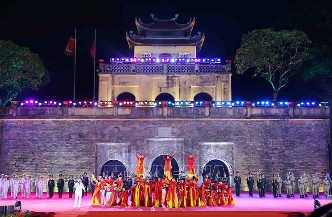 Chương trình biểu diễn nghệ thuật của các nghệ sĩ Nhà hát ca múa nhạc Quân đội nhân dân Việt Nam. Ảnh: Phạm Kiên - TTXVN