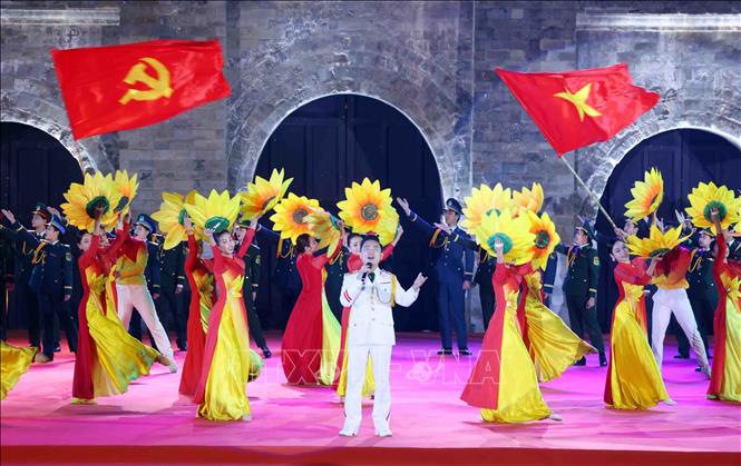 Chương trình biểu diễn nghệ thuật của các nghệ sĩ Nhà hát ca múa nhạc Quân đội nhân dân Việt Nam. Ảnh: Phạm Kiên - TTXVN