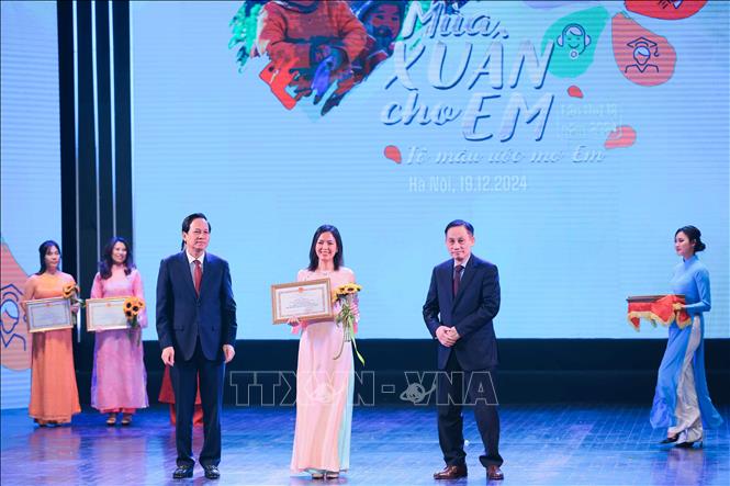 Công ty TNHH Nestlé Việt Nam nhận Bằng khen vì thành tích xuất sắc trong công tác bảo vệ, chăm sóc trẻ em năm 2024. Ảnh: Hoàng Hiếu - TTXVN