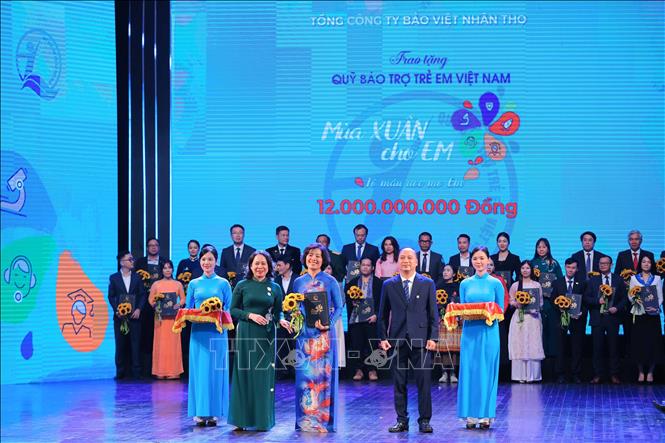 Công ty Bảo Việt nhân thọ cam kết ủng hộ 12 tỷ đồng hỗ trợ trẻ em có hoàn cảnh đặc biệt, hoàn cảnh khó khăn năm 2025. Ảnh: Hoàng Hiếu - TTXVN