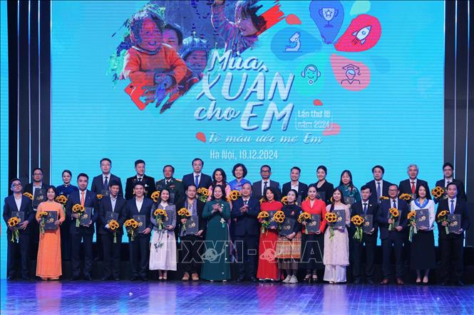 Phó Chủ tịch nước Võ Thị Ánh Xuân và Giám đốc Quỹ bảo trợ trẻ em Việt Nam Đinh Tiến Hải với các mạnh thường quân cam kết ủng hộ hơn 107 tỷ đồng cho Quỹ BTTEVN trong năm 2025. Ảnh: Hoàng Hiếu - TTXVN