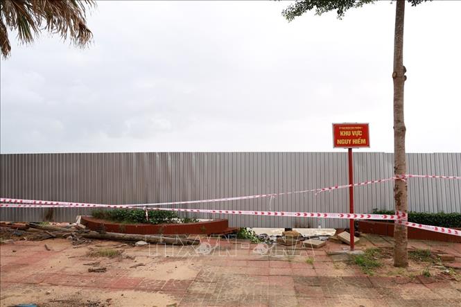 Chính quyền địa phương đã cắm biển cảnh báo khu vực kè bị hư hỏng. Ảnh: Xuân Triệu – TTXVN