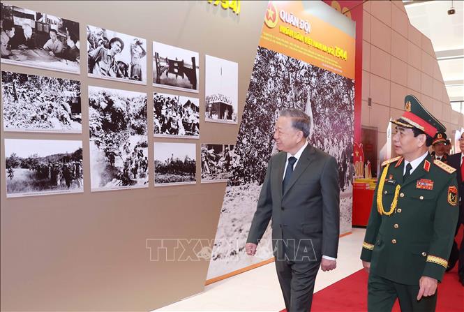 Tổng Bí thư Tô Lâm tham quan trưng bày ảnh lịch sử 80 năm ra đời, chiến đấu, chiến thắng của Quân đội nhân dân Việt Nam. Ảnh: Thống Nhất – TTXVN