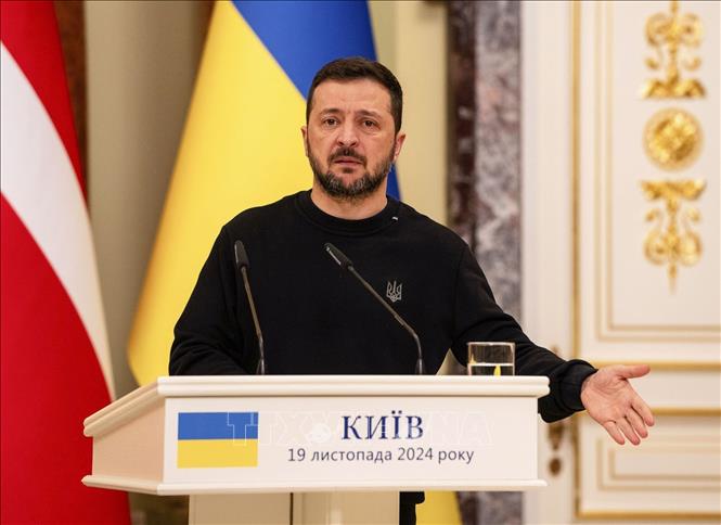 Vấn đề Ukraine là trọng tâm thảo luận tại Hội nghị thượng đỉnh Liên minh châu Âu (EU) diễn ra ngày 19/12/2024 tại Brussels (Bỉ). Chủ tịch Hội đồng châu Âu Antonio Costa khẳng định EU cam kết sát cánh cùng Ukraine cho đến khi chấm dứt cuộc xung đột quân sự với Nga. Tổng thống Ukraine Volodymyr Zelensky (ảnh) đã được mời đến Brussels tham dự cuộc họp. Ảnh: Kyodo/TTXVN