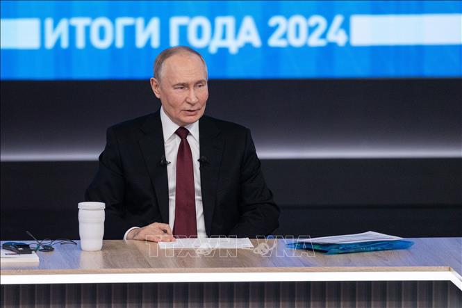 Ngày 19/12/2024, Tổng thống Nga Vladimir Putin có cuộc họp báo lớn thường niên tổng kết năm 2024 tại trung tâm Gostinyi Dvor. Tại cuộc họp báo, Tổng thống Putin khẳng định sức mạnh quân sự của Nga đang gia tăng đáng kể trong bối cảnh các nguy cơ an ninh leo thang và nguy cơ xung đột với phương Tây ngày càng rõ rệt. Ảnh: THX/TTXVN