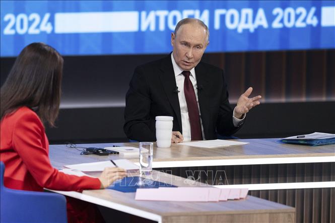 Ngày 19/12/2024, Tổng thống Nga Vladimir Putin có cuộc họp báo lớn thường niên tổng kết năm 2024 tại trung tâm Gostinyi Dvor. Được hỏi về kết quả phát triển kinh tế của nước Nga trong bối cảnh quốc tế khó khăn và các lệnh trừng phạt, ông Putin khẳng định kinh tế Nga hiện nay là ổn định và bền vững. Ảnh: THX/TTXVN